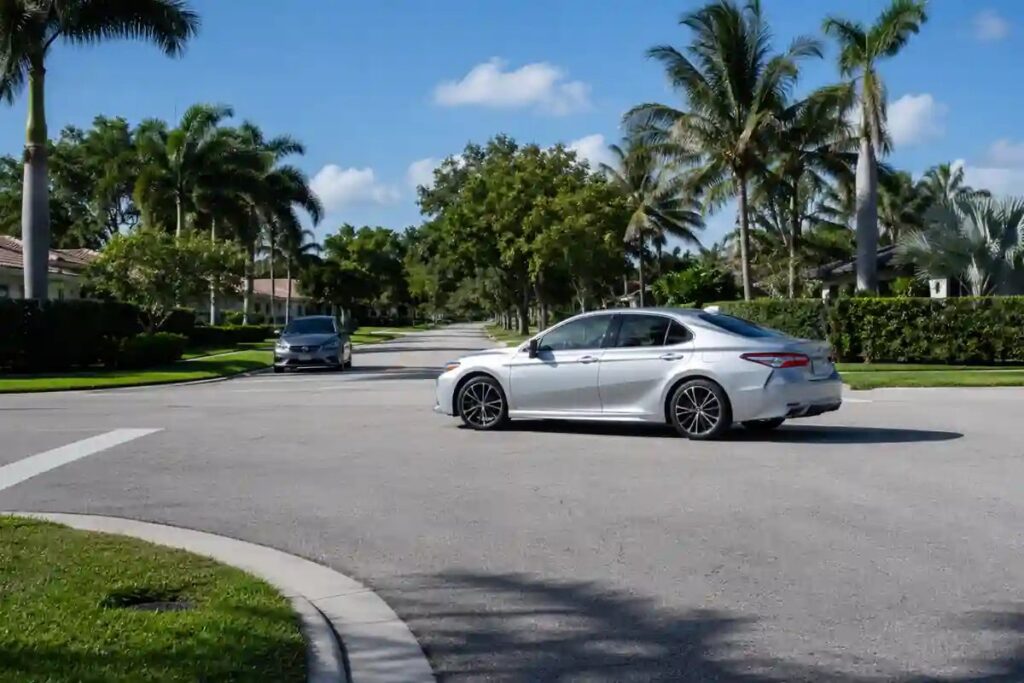 Two cars approaching an uncontrolled South Florida intersection where a T-bone accident at an intersection can happen